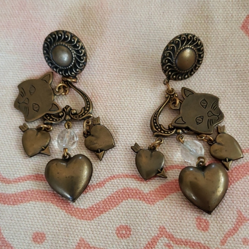 Vintage Cat Earrings. Brass Heart Earrings Arrow - Picture 7 of 7